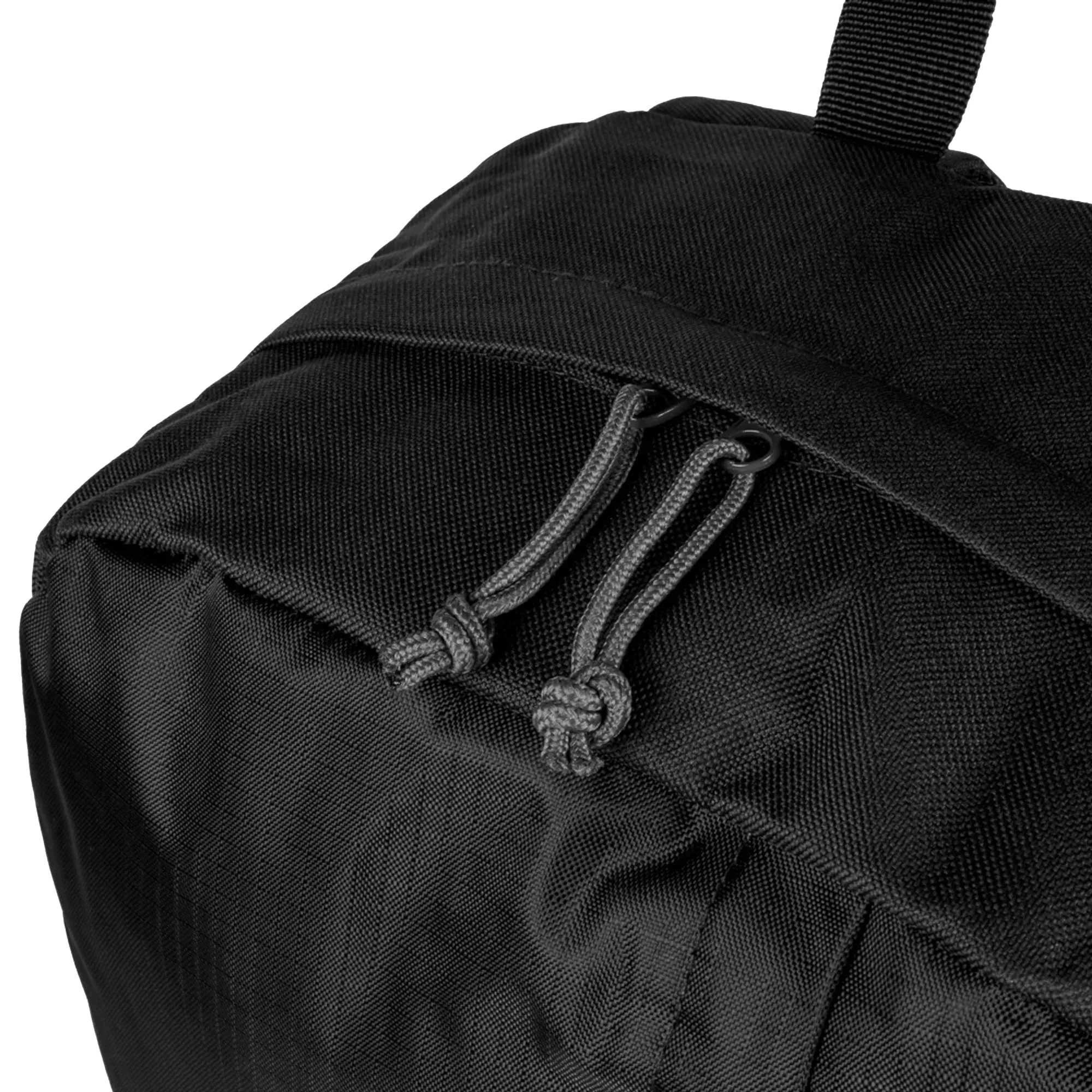 Detalhe da mochila Fila preta mostrando acolchoamento e logo em destaque